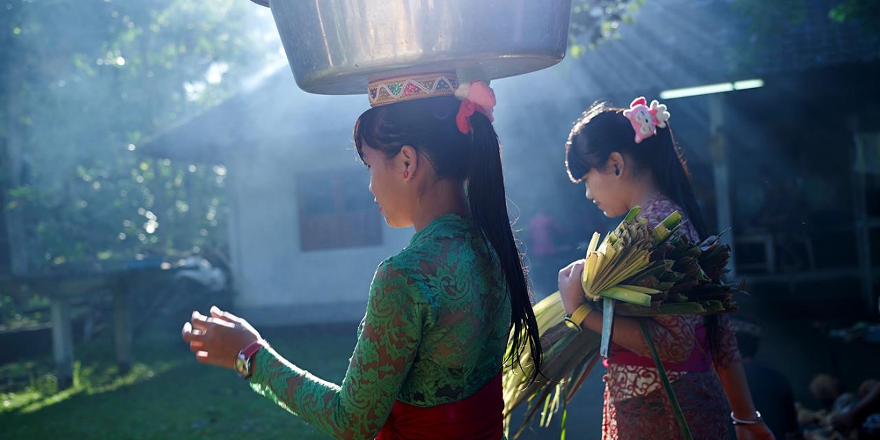 deux femmes Bali costumes traditionnels extérieur jardin