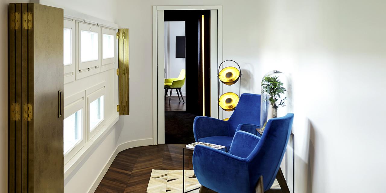 vue intérieure couloir aménagé mobilier salon devant fenêtre