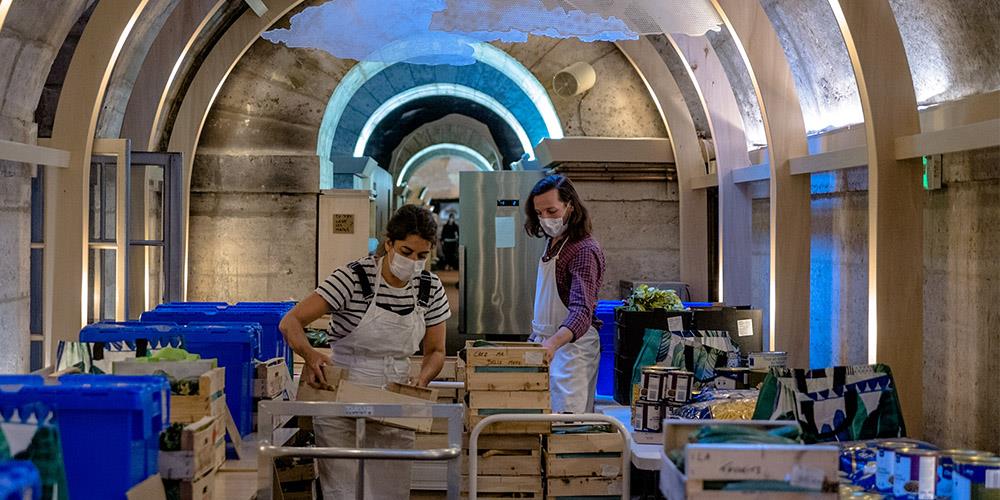 The Refettorio Paris, a project supported by Accor Heartist Solidarity, offers an evening catering service for people in socially excluded and precarious situations, by transforming surplus ingredients which would otherwise be wasted into delicious meals.
