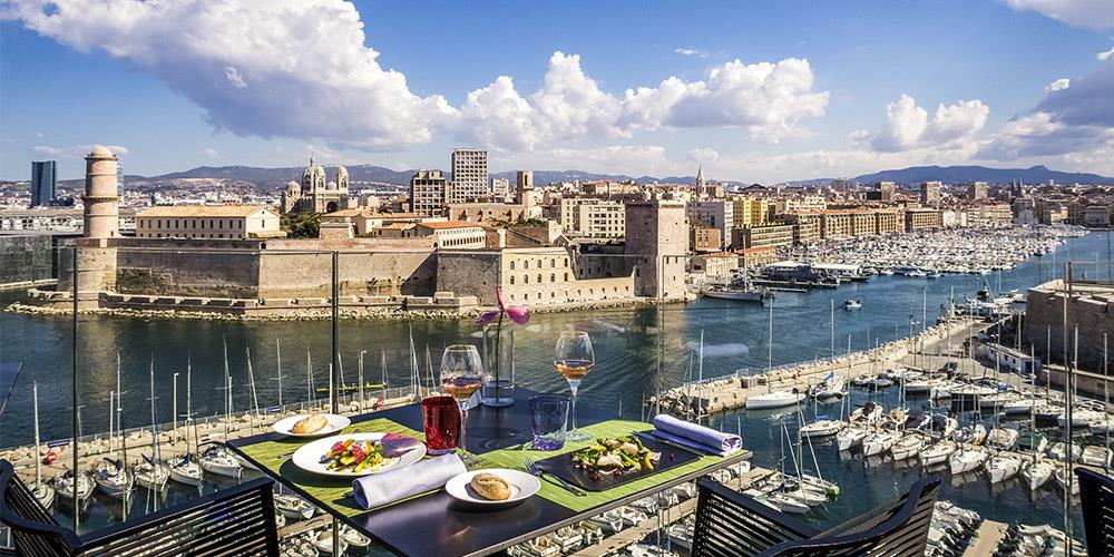 Le Sofitel Marseille (France) a lancé un concept de restauration éphémère directement inspiré par les ressources brutes, locales et marines, “Effet Mer”, véritable vitrine du savoir-faire des créateurs, artistes et producteurs de la région.