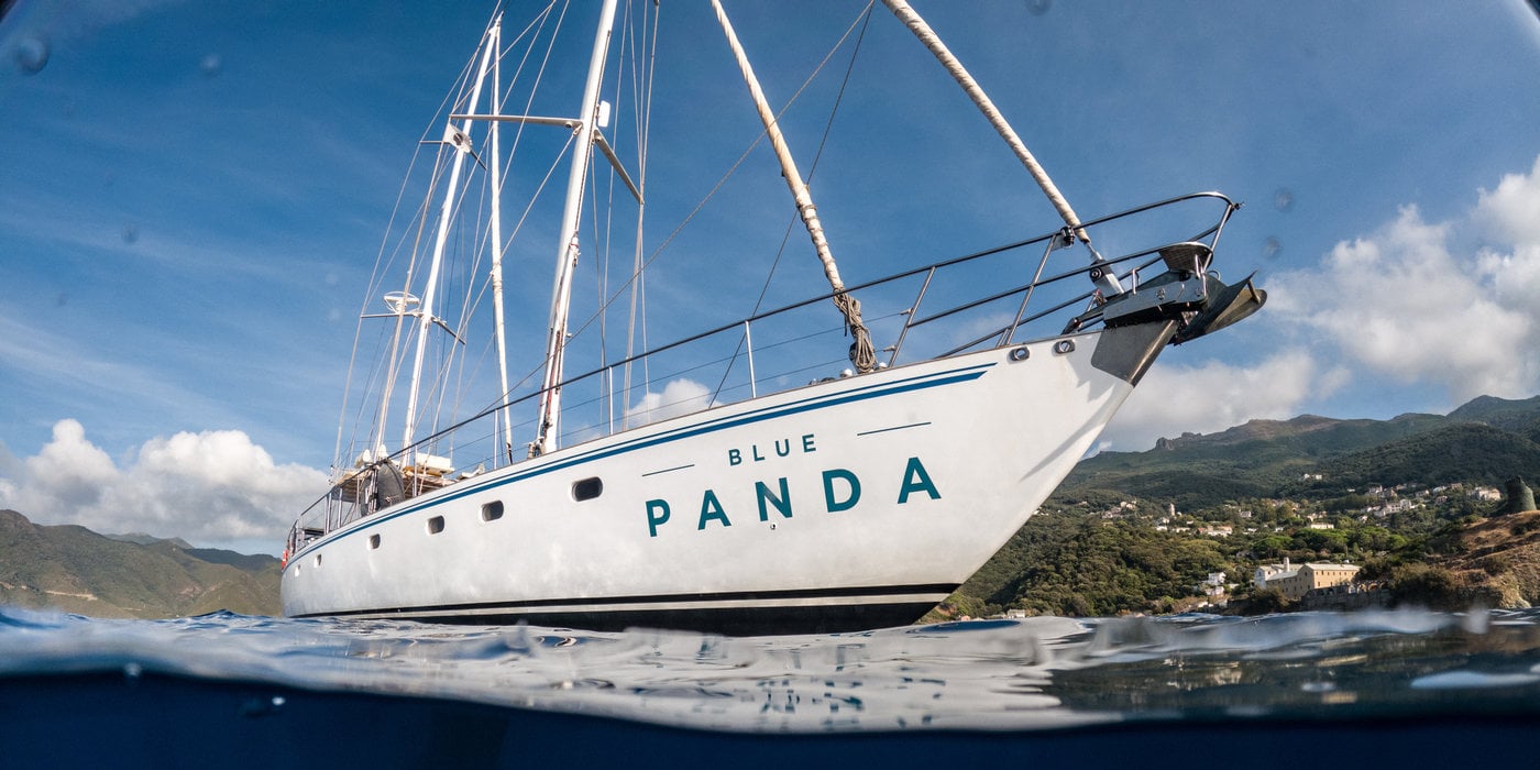 Le Blue Panda du WWF France, qui navigue à travers la Méditerranée